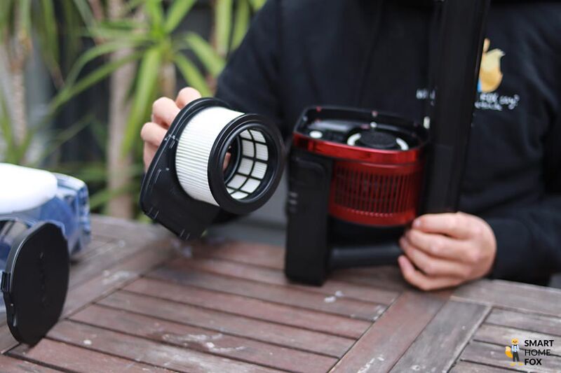 Man sieht den HEPA Filter des Shark Anti Hair Wrap Flexology.